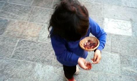 Chiede l'elemosina con i figli, donna denunciata a Chiaia