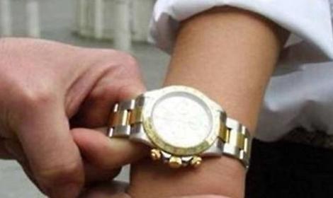 Rubarono Rolex pedinando la vittima, tre arresti