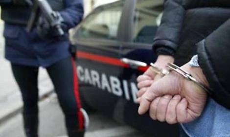 Picchia la madre anziana e la trascina fuori casa: arrestato