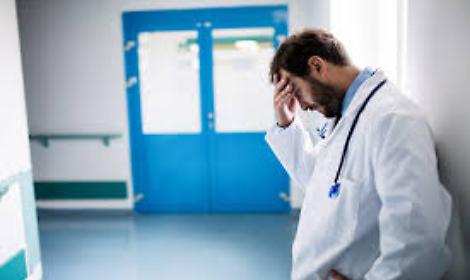 Sanit&agrave;, nel 2025 in Campania 319 casi di aggressioni in corsia