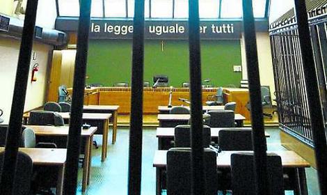 La banda delle truffe a processo