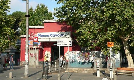 Aggredti e accoltellati a piazza Cavour