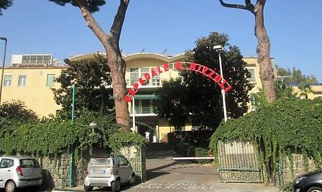 Morsi e pugni alla compagna mentre tiene in braccio neonato, arrestato