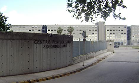 Droga e cellulari nel carcere di Secondigliano
