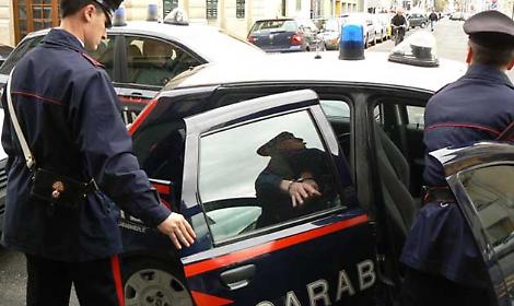 Accoltella la vicina di casa al petto: 40enne in carcere