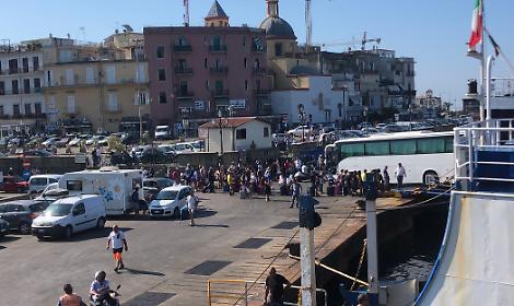 Si sgancia catena da gru, grave operaio