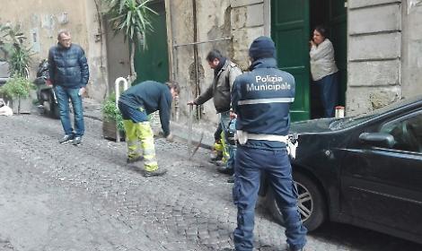 Rimossi paletti abusivi e catene nei Quartieri Spagnoli