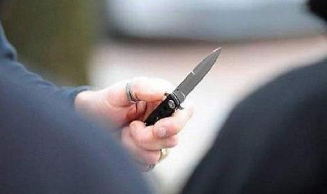 Rissa tra ragazzini in un pub, tenta accoltellare rivale