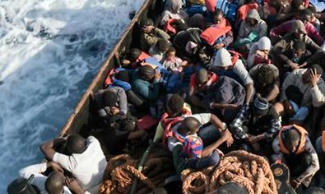 Migranti, in 69 su nave Emergency: assegnato il porto di Napoli