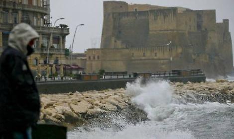 Temporali e vento forte, allerta gialla sulla Campania
