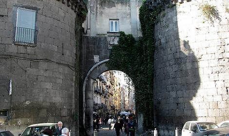 Rapina turista e ferisce anche due agenti della polizia locale, arrestato