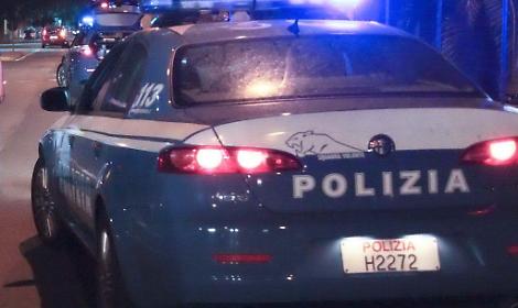 Spinge i poliziotti e scappa: preso