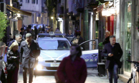 Tenta di sedare una rissa e gli sparano contro: due arresti