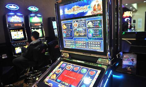 Minorenne scommette e perde 800 euro, carabinieri chiudeno agenzia