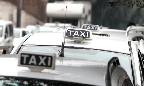 &laquo;Traffico e costo carburanti insostenibili&raquo;, protesta dei tassisti a Napoli