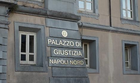 Allarme bomba a tribunale Napoli Nord, tutti evacuati ma &egrave; un falso