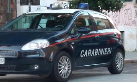 Tenta di incendiare la porta dell'ex suocera, 45enne denunciata