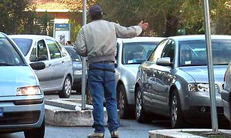 Vomero in mano ai parcheggiatori abusivi