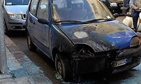 Auto in fiamme, salvati tre bambini