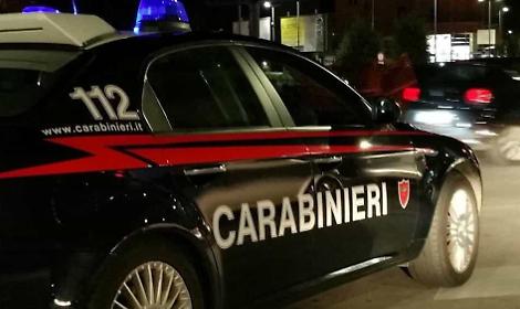 Non accetta l'omosessualità della figlia, «devi cambiare cognome»