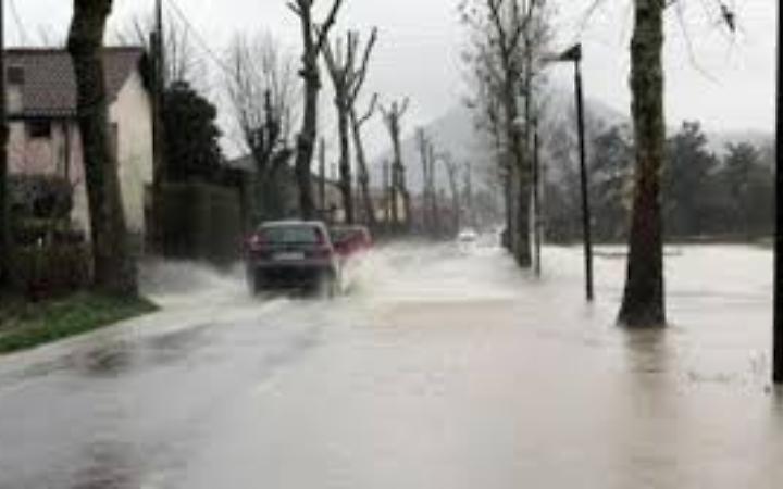 Napoli in ginocchio per il maltempo . Bombe d'acqua
