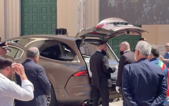 L'addio a Martina tra applausi e grida di “giustizia”