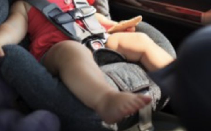 Agenti di polizia locale salvano neonato rimasto chiuso in auto