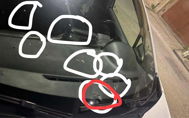 Sassi lanciati contro un'auto con a bordo una bimba di 3 mesi