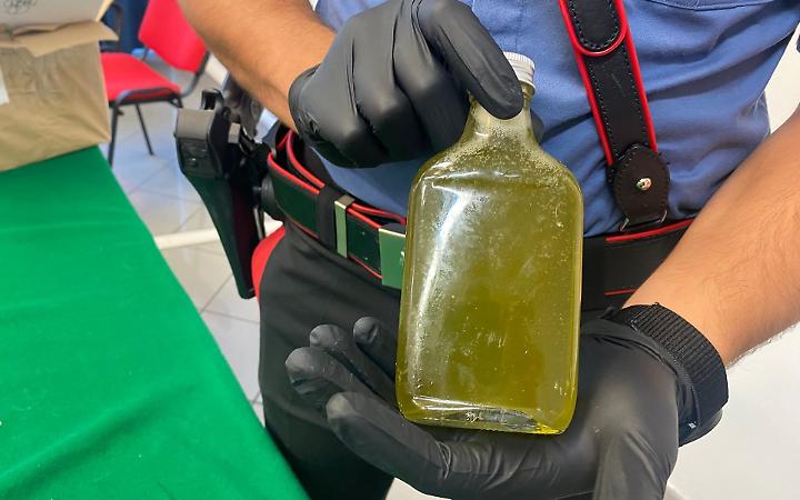 In casa 50 bottiglie di liquore alla marijuana, arrestato 24enne