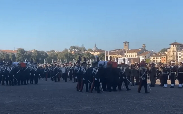 Commozione e rabbia per l'addio ai carabinieri uccisi