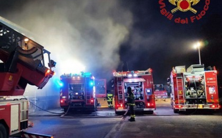 Magazzino in fiamme, palazzina evacuata