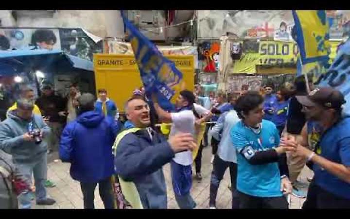 Maradona, tifosi argentini al murale nel quinto anniversario della morte