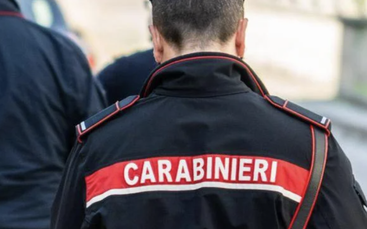 Violentata fuori da un locale del centro