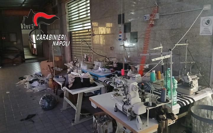 Scoperta fabbrica abusiva con &ldquo;dormitorio&rdquo;: 11 denunciati