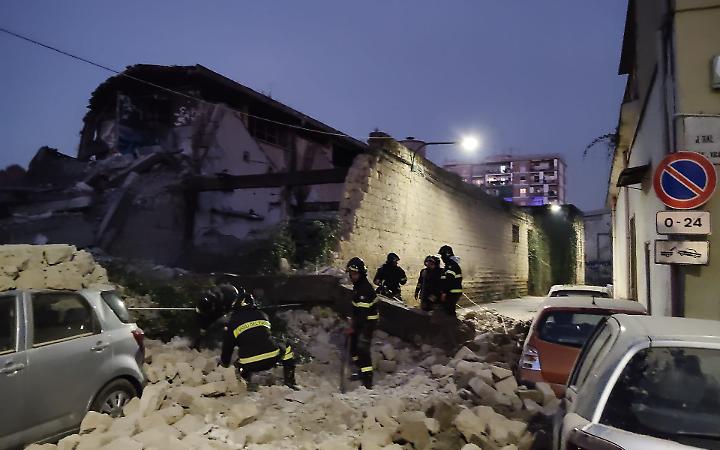 Crolla un vecchio muro di cinta, danneggiate auto in sosta