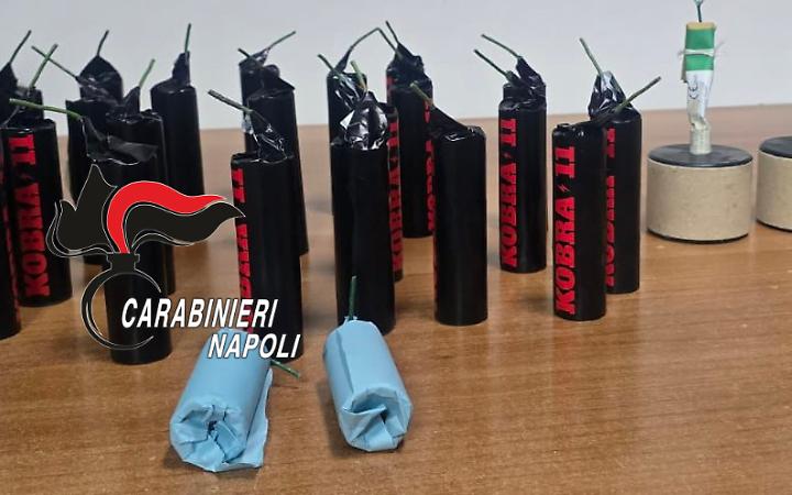 Ordigni pericolosi nell'auto con i figli piccoli: coppia arrestata