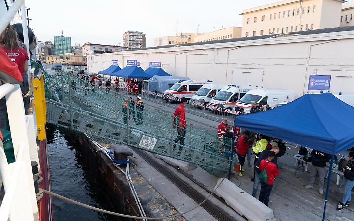 Sbarcati a Napoli i migranti soccorsi da Emergency