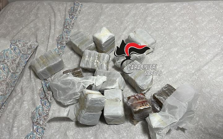 Blitz antidroga, in casa 13 chili di hashish: arrestata