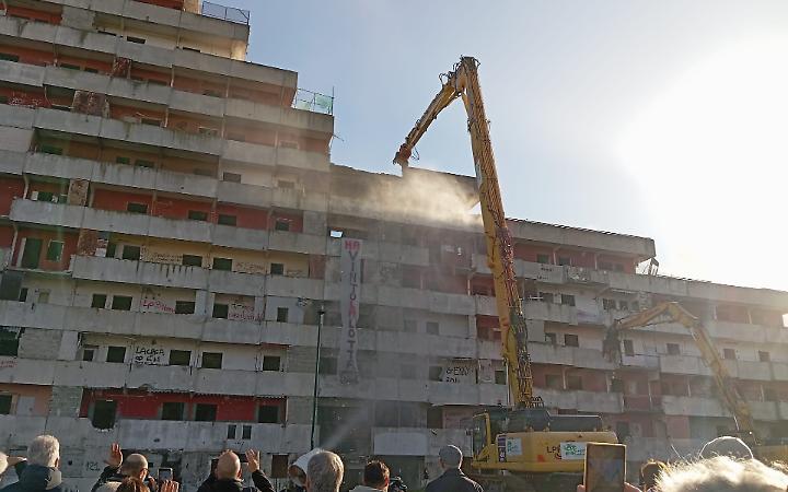 Scampia, al via l'abbattimento della Vela rossa