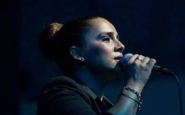 Rosa Chiodo canta la nuova versione di Scalinatella