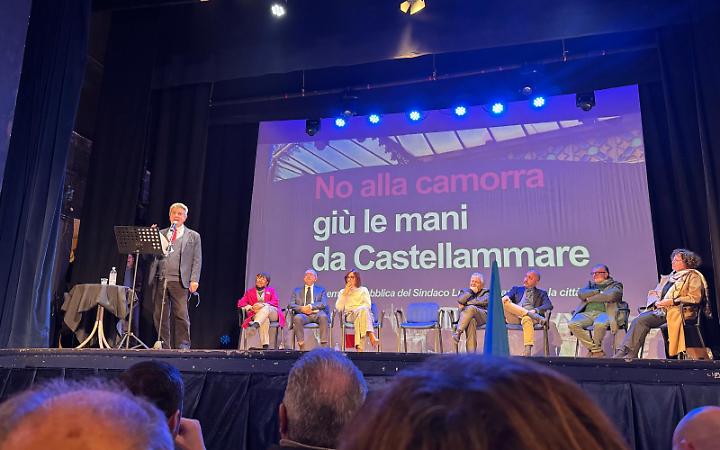 Il sindaco Vicinanza: "Resto e non mi dimetto, il Pd non me lo ha chiesto. Se me lo chiedesse... discutiamone"