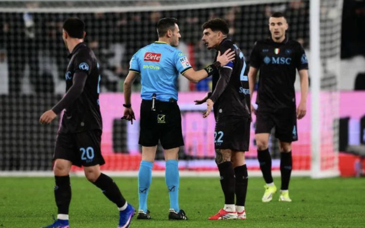 Hojlund e Vergara cadono in area, Conte chiede rigore: proteste in Juventus-Napoli