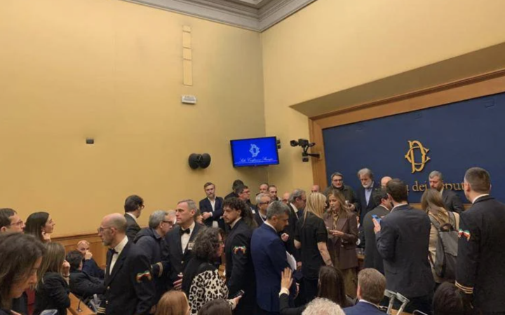 Convegno remigrazione alla Camera, opposizioni occupano sala stampa e cantano Bella Ciao