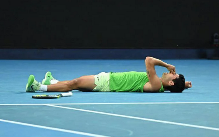 Alcaraz trionfa a Melbourne, Djokovic ko in 4 set