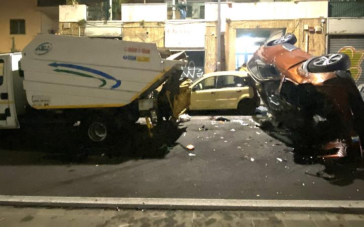 Auto si ribalta e travolge netturbino: &egrave; grave