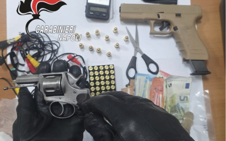 Droga, penna-pistole e un'arma &ldquo;fantasma": arrestato pusher