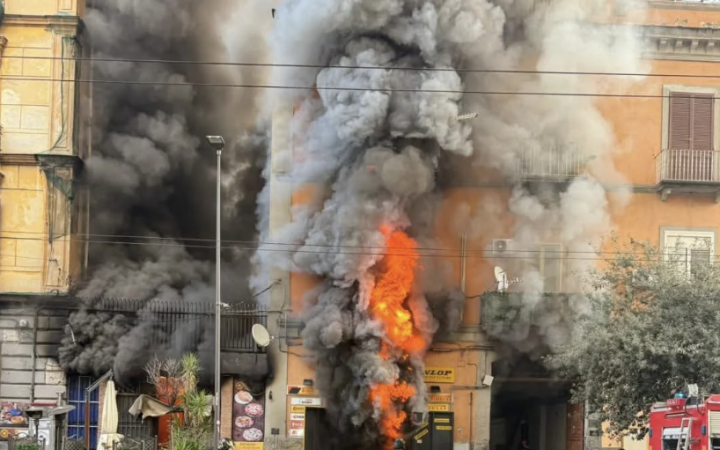 Incendio in una pizzeria a Secondigliano, evacuato palazzo