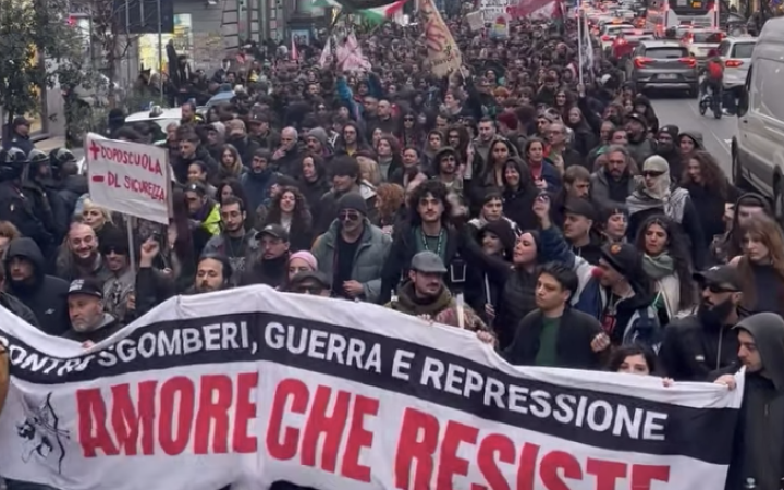 Napoli, duemila in corteo contro gli sgomberi dei centri sociali