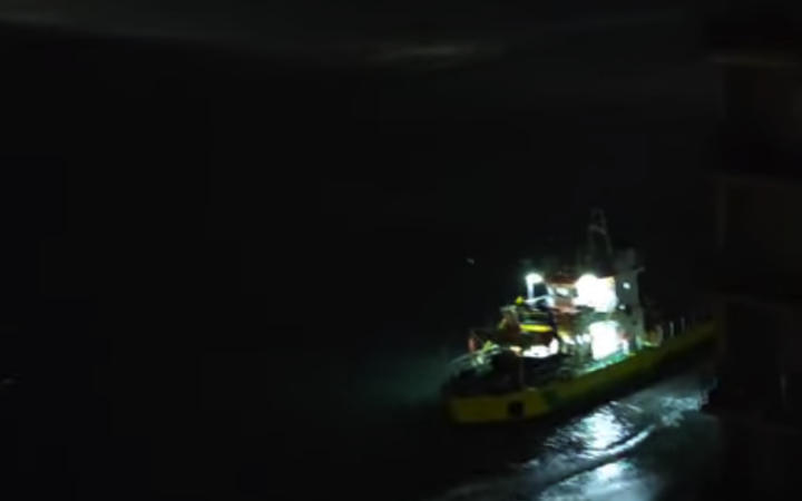 Un video della nave insabbiatasi a pochi metri dal lungomare stabiese