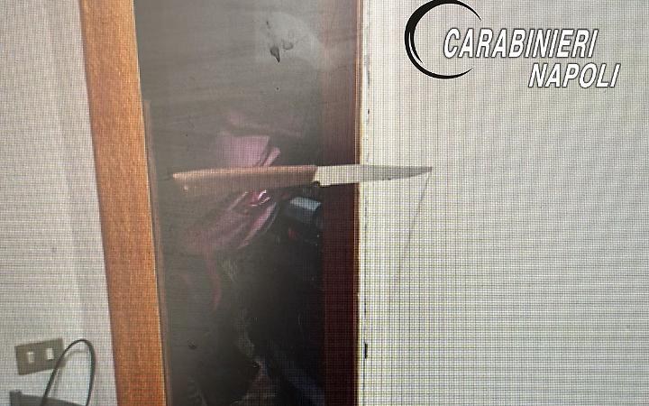 Parolacce di un 40enne&nbsp;per il rigore negato, la moglie pensa siano rivolte a lei e lo accoltella